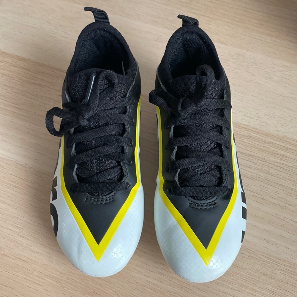 Umbro White, Yellow & Black Youth Pivot Soccer Cleat Size 11C